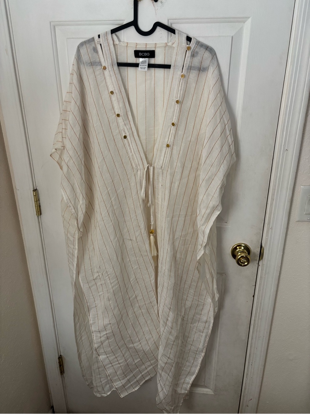 BCBG Cream & Gold Striped Lightweight Button-Accent Caftan